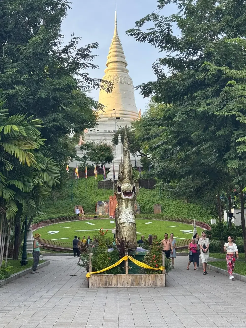 Skyline de Phnom Penh illuminée la nuit