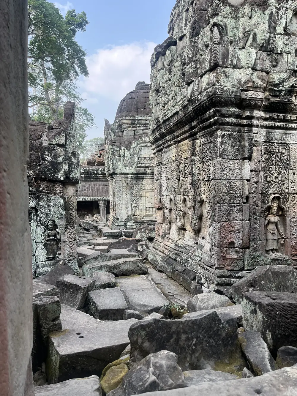 Les bas-reliefs et ruines du temple de Banteay Kdei