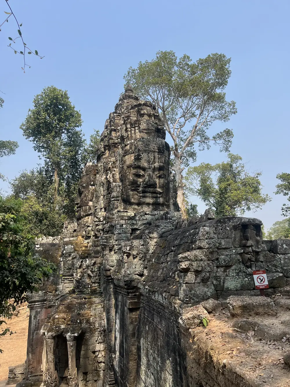 La porte aux visages
